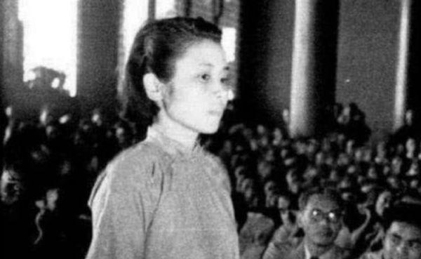 丈夫抗日战死，妻子却投靠日本军官，还将15岁女