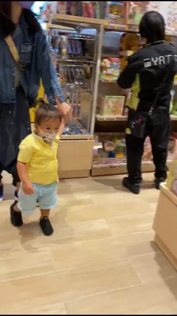 张柏芝抱小儿子超市购物，否认怀第四胎，自曝正式封肚不再生育