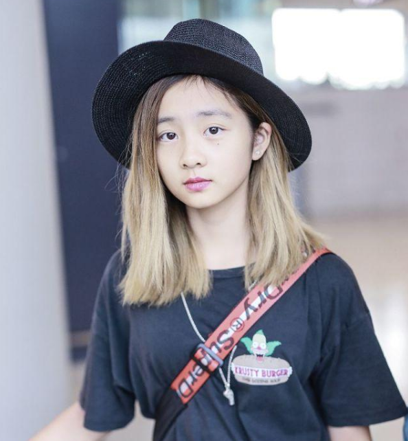 都是14岁，李嫣染发被夸赞，黄多多却质疑被“早