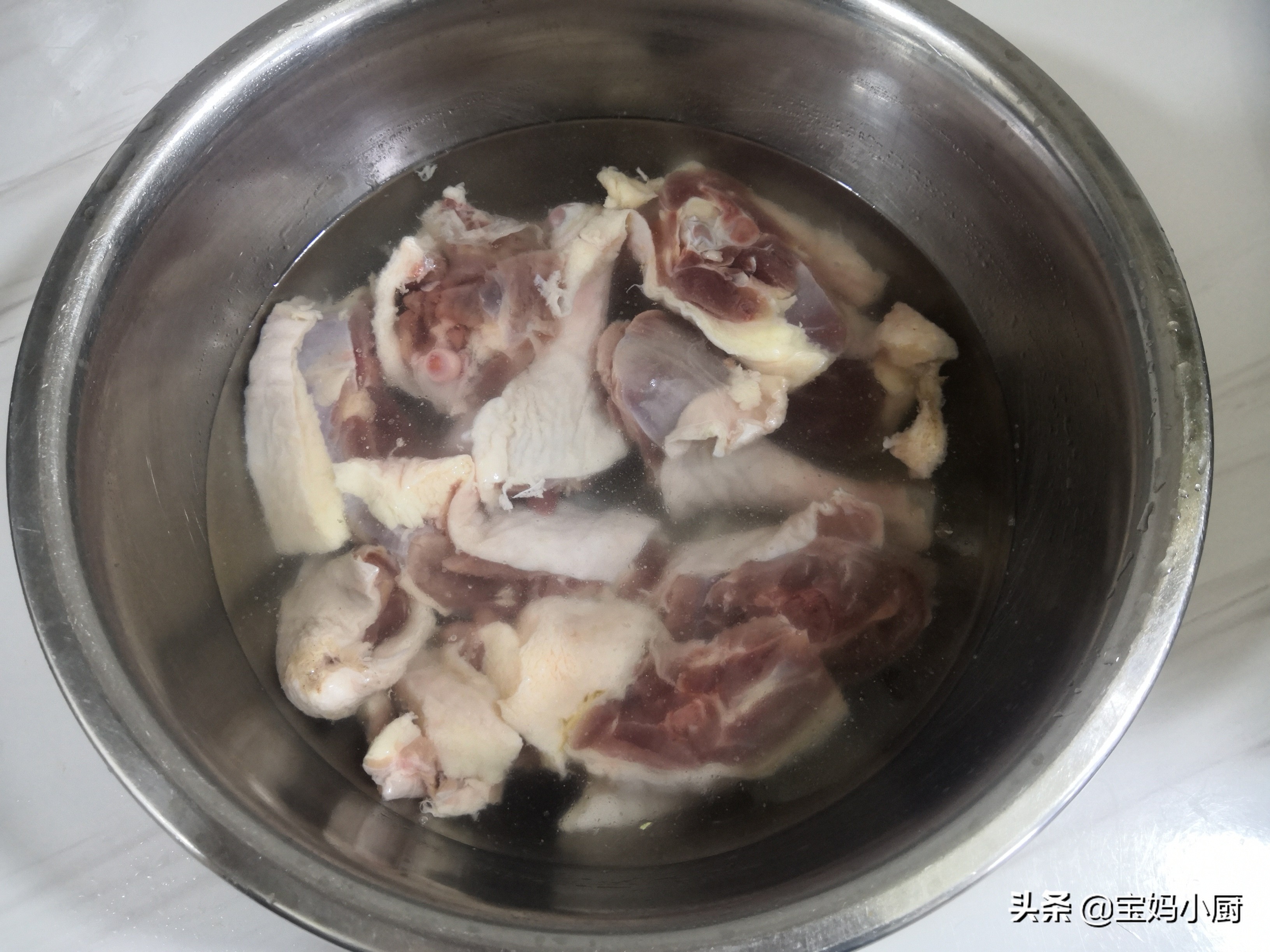 天熱多吃這肉好，用它燉湯不上火有食慾，比豬肉養人，比雞肉便宜