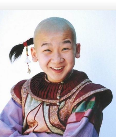 7歲走紅3上春晚，讓吳孟達靳東做配，“小叮當”如今怎么樣了？
