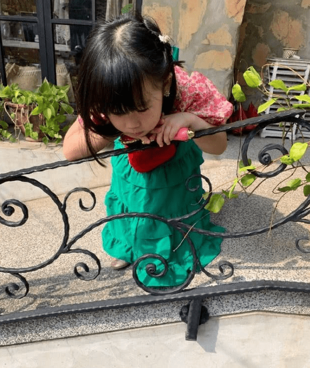 伊能静带女儿探班老公，秦昊陪娃疯玩显宠溺，米粒一字马秀小长腿