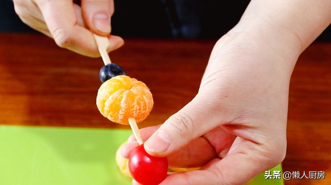 做糖葫蘆時，注意2點，做出來的糖葫蘆不黏牙，不粘手，不反沙