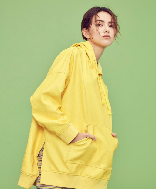 昆凌晒周杰伦与女儿弹琴画面，为海瑟薇庆生，豪宅奢华内景曝光