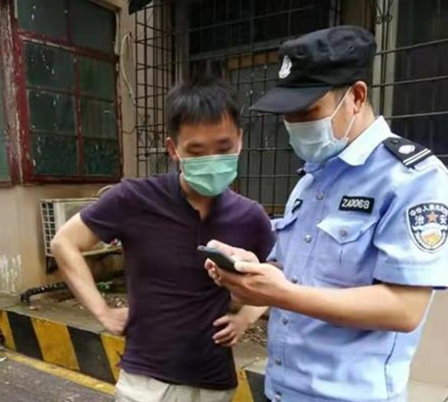 武漢水果湖派出所民警、安保隊員拆穿電詐騙局獲居民點贊