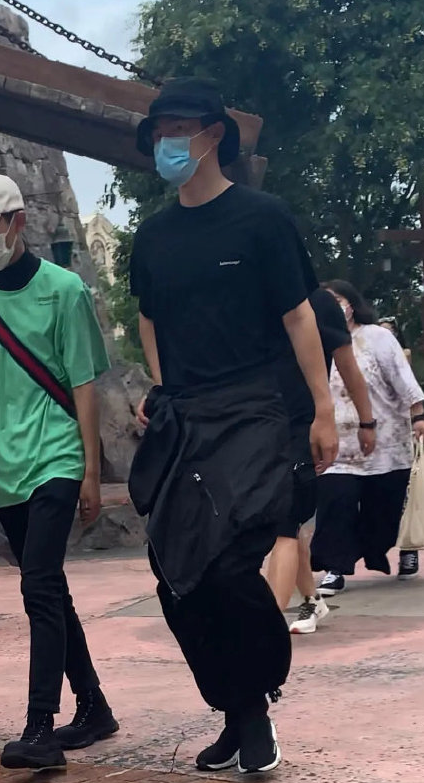 出没|男神旅游团出没！王俊凯刘昊然胡先煦同游迪士尼 网友们不淡定了