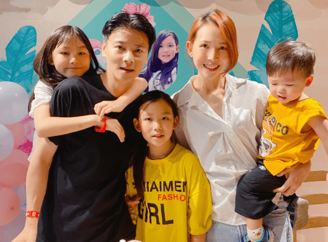 蔡少芬带三个孩子逛街被偶遇，不见张晋在身边，两位保姆贴身跟随