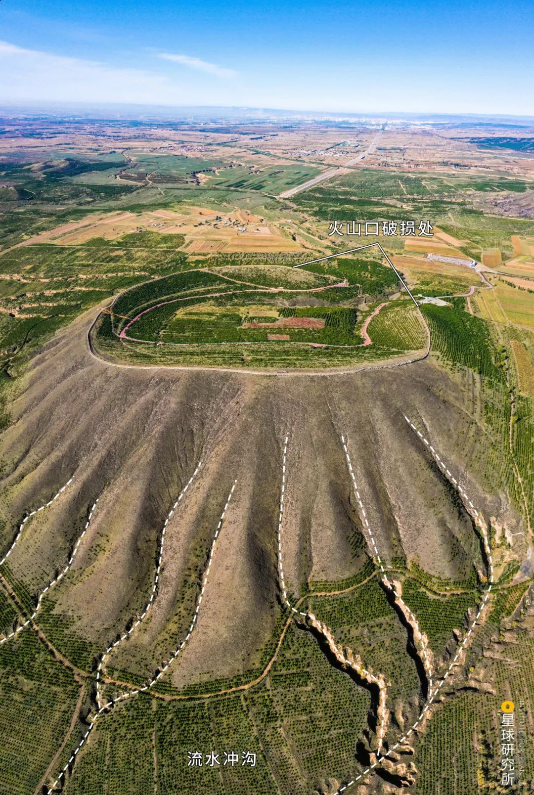 ▼(山西省大同市大同火山群,降水在火山锥上留下侵蚀痕迹,摄影师@康辉
