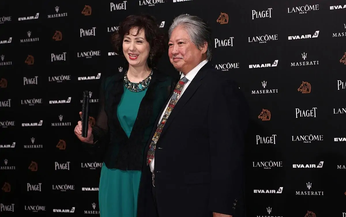 洪金宝混血老婆太惊艳，穿绿色连体裤配衬衫高