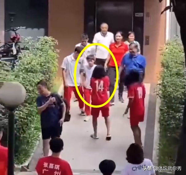 全红婵耍大牌，拒绝合影？破案了，征得何教练同意后，她主动签名