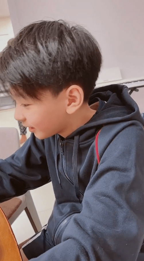 謝霆鋒二兒子逆襲式長大，偏分發(fā)型五官英俊，眉眼間酷似張柏芝了