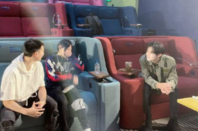 奥运冠军全红婵游动物园，喂食长颈鹿吓到后退，模仿猩猩逗笑众人