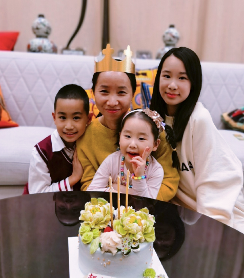 赵文卓为保姆“庆生”送奢华项链，3个孩子与保