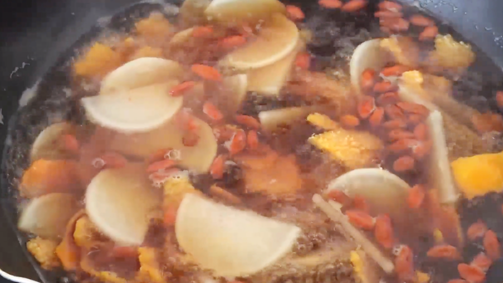 橘子皮不要扔，放鍋裡一煮，原來作用這麼厲害，家人常喝對身體好