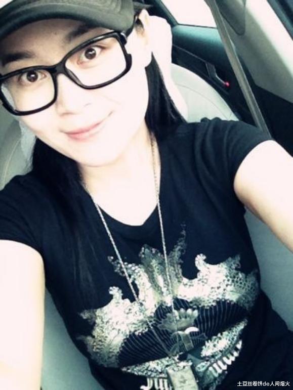 赵本山的女弟子身材真是绝了，往身上扔西红柿