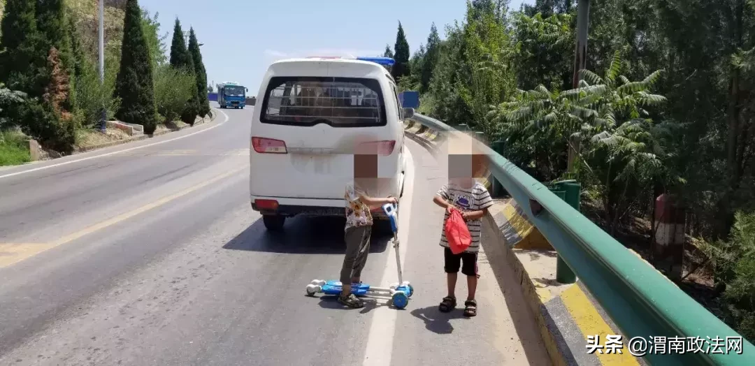 两小孩山路上溜滑板车,合阳民警及时制止保安全
