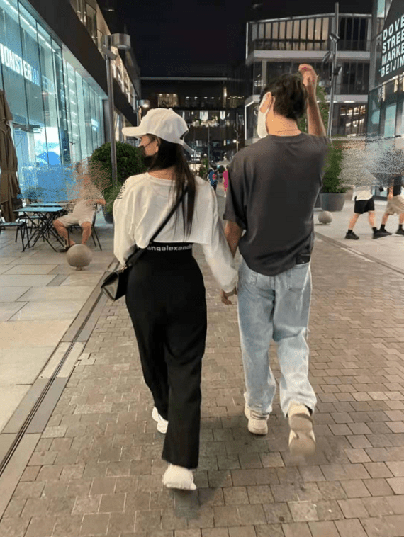 伊能静不舍儿子离开感性表白，母子牵手逛街被误以为是“情侣”