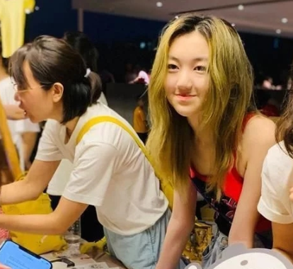 李嫣海边摆摊，三次手术痕迹明显，大方自信的她依旧很美