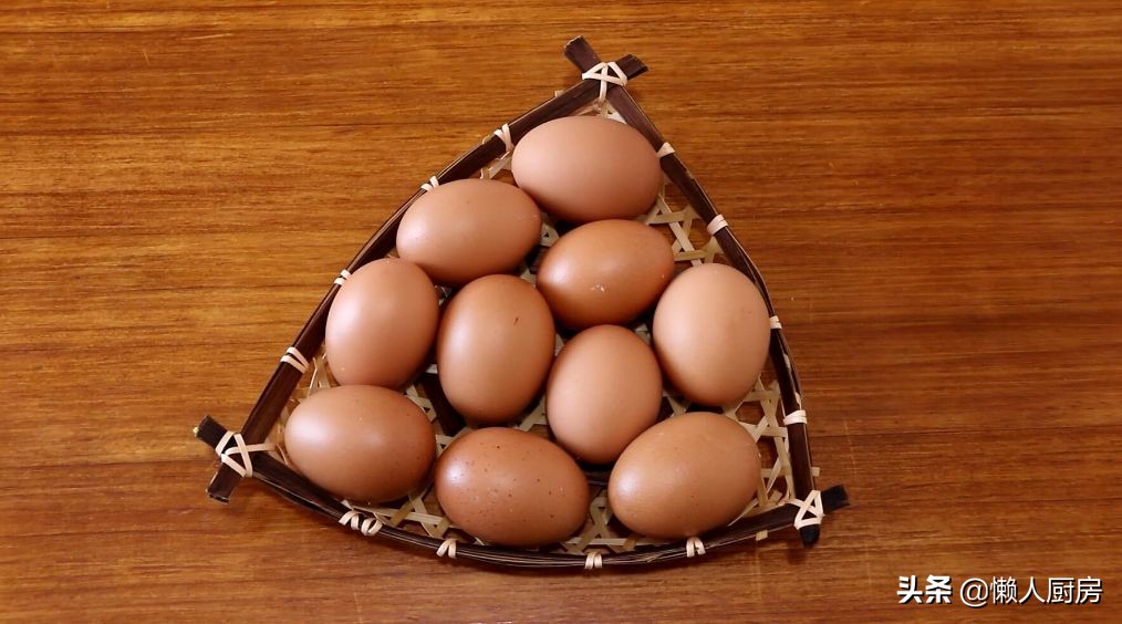 原来电饭锅能做烤鸡蛋，加点盐和水就可以了，比水煮蛋更好吃