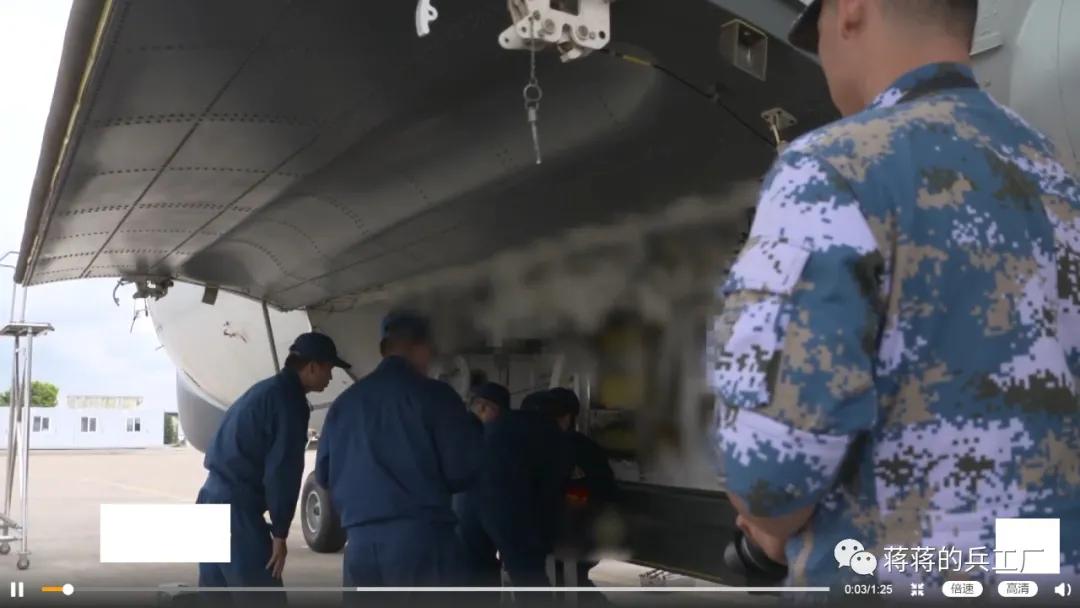 空潜200巡逻机空投航空自导深弹和声呐浮标抓潜艇，数量众多