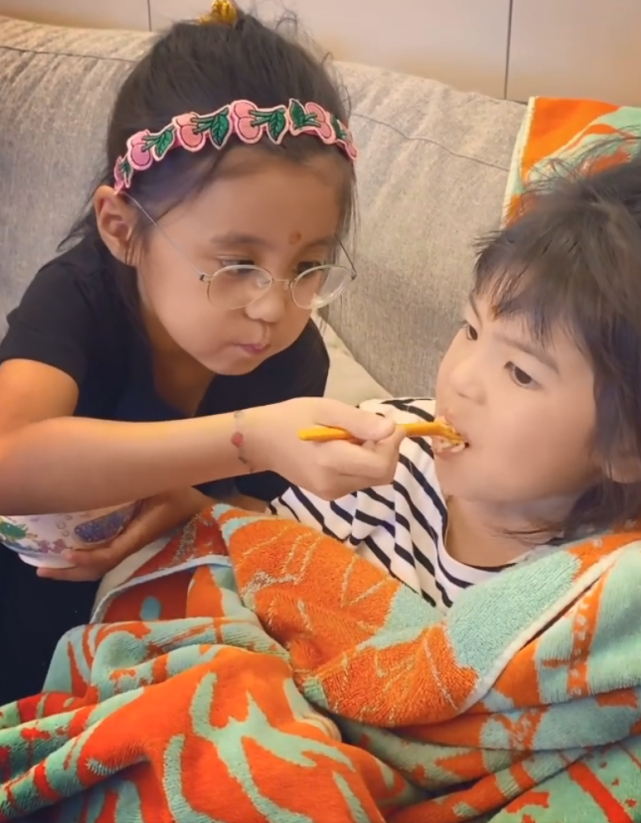 賈靜雯曬倆女兒近照，波妞穿紗裙抿嘴笑，被媽媽調侃：繼續裝淑女