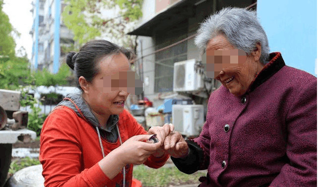 婆婆天天给我剩饭，突然提早下班，看到厨房里