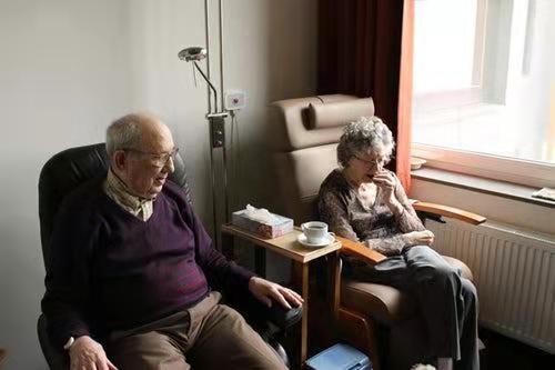 有三十万存款的老人，和每月两千退休金的老人，哪个活得更舒坦？