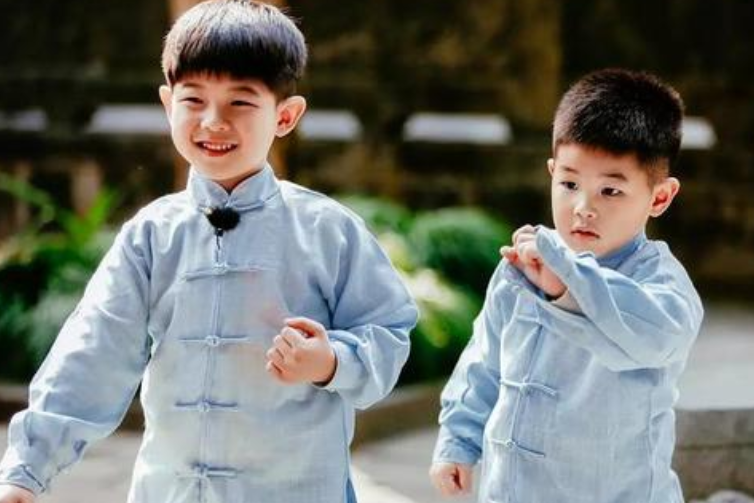 1年级开学！小鱼儿身高暴涨瘦成小帅哥，对妈妈胡可搞怪显开心