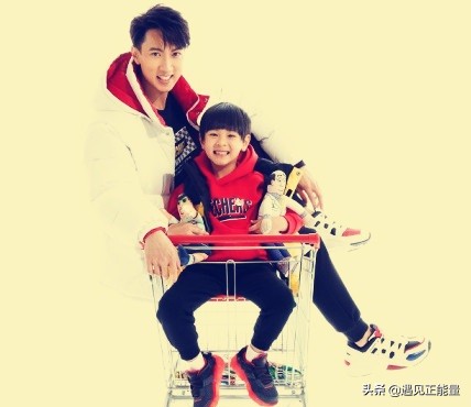 吳尊的兒子越長越帥氣，和吳尊拍合照，氣場大開