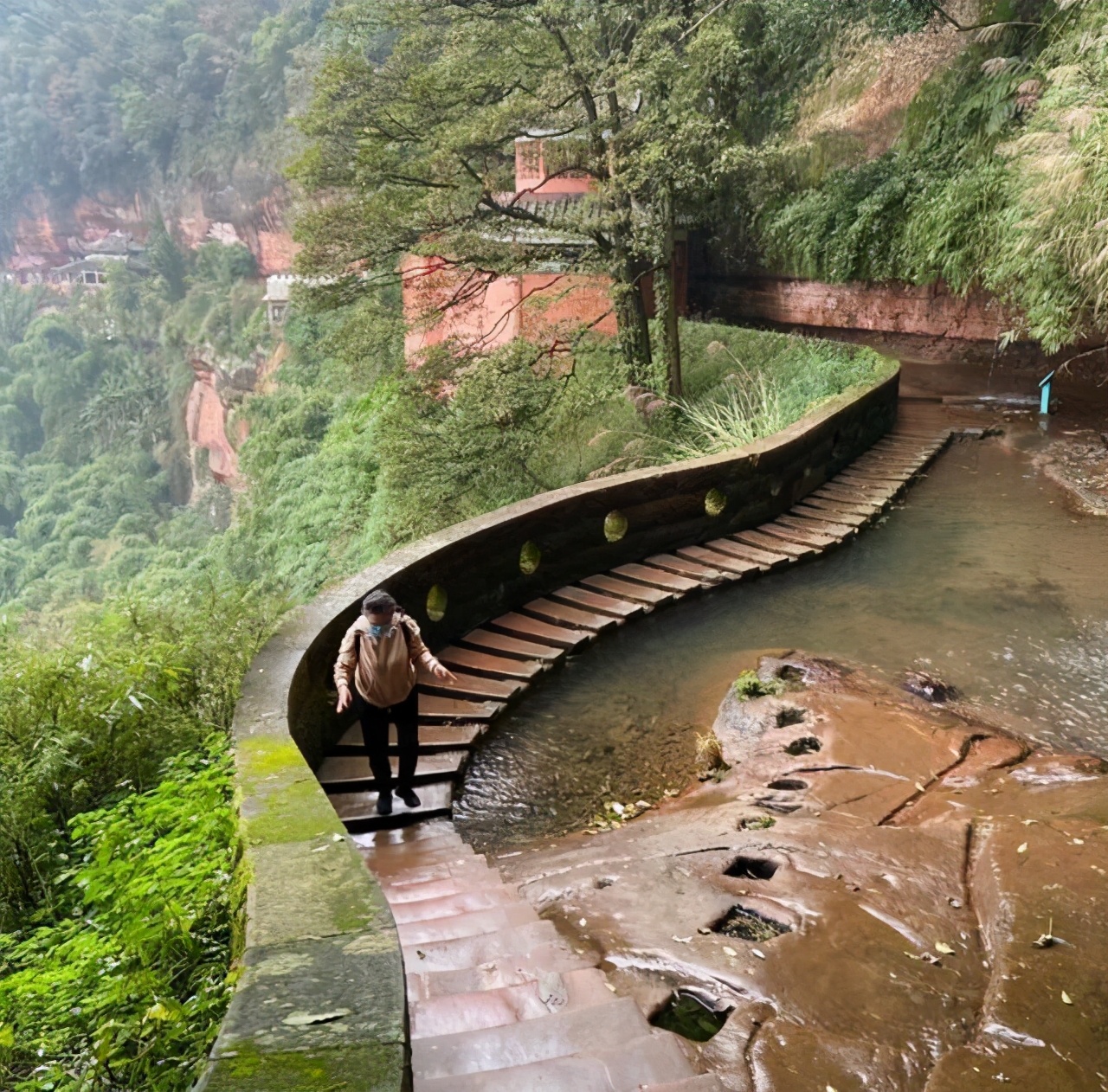 能逃■我不能离婚能逃出去56岁阿姨自驾游火了 给中年女人上一课