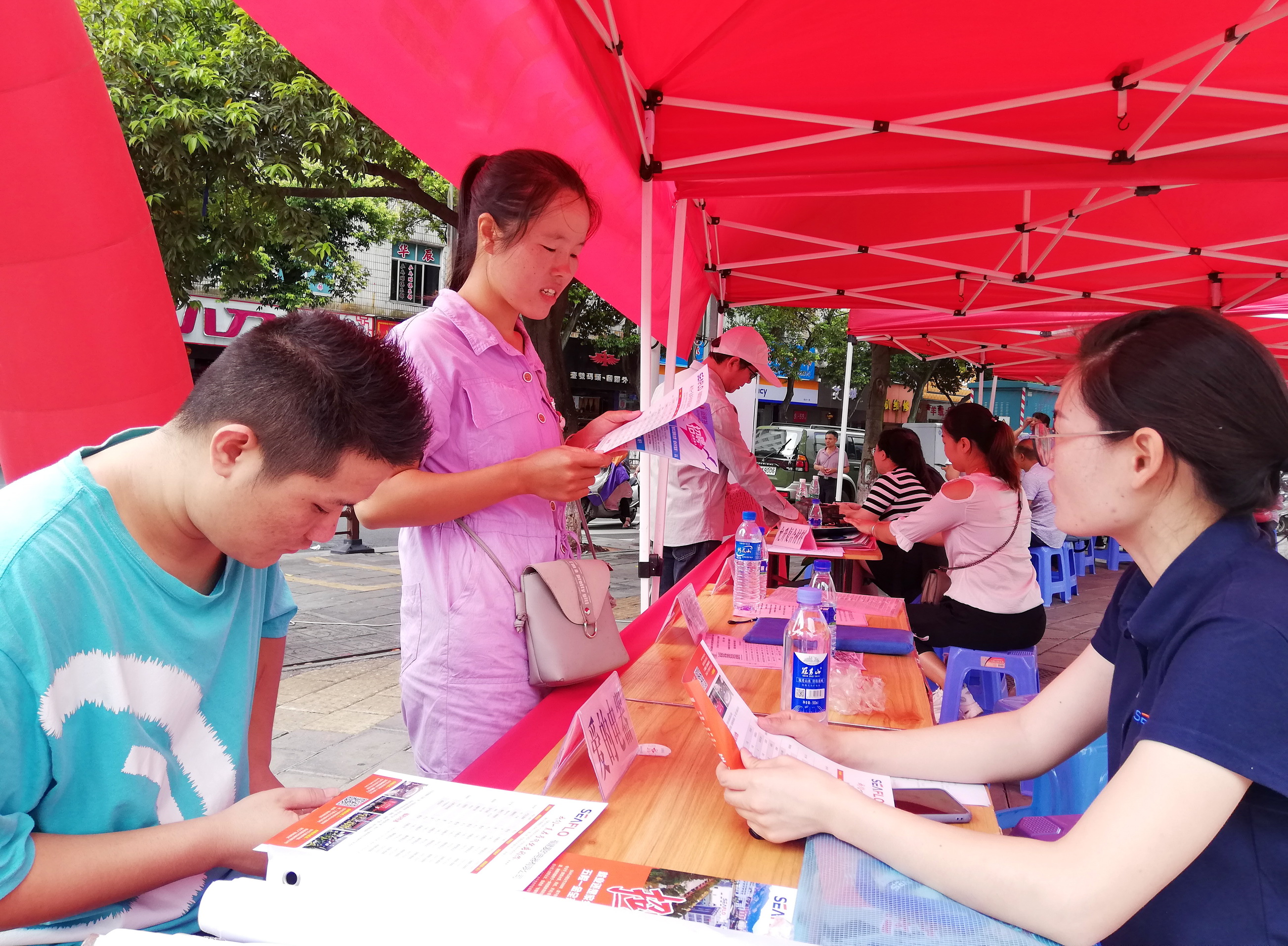 「我为群众办实事」连城：酷暑招聘“热”搭好就业“桥”