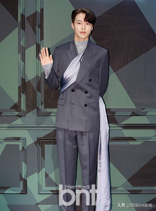 张基龙接到《心惊胆战的同居》提案 正在积极探