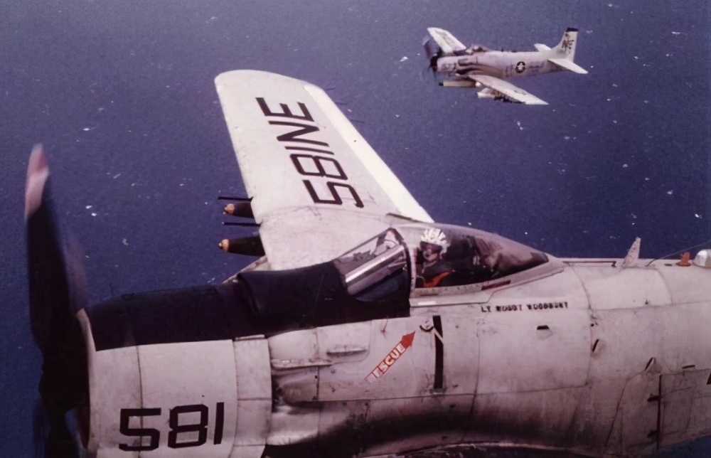 1954年，我空军战机误击落国泰客机致坠毁，引中