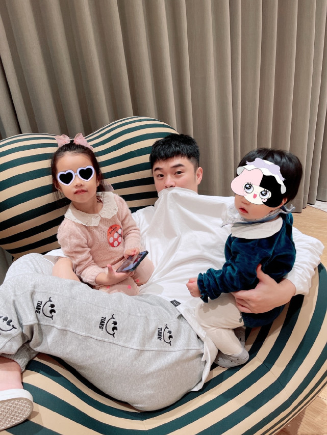 陳赫帶女兒逛街，4歲安安現瘋狂購物慾，老父親要啥買啥超寵溺