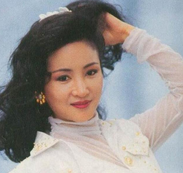 她是張柏芝婆婆！28歲「甩美國富豪」嫁浪子生下巨星　49歲嫁「小11歲老公」被寵21年