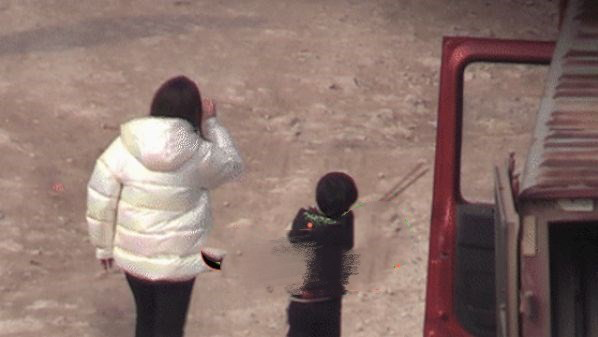 黄晓明带儿子走机场被拍！4岁小海绵肤白腿长，一身潮牌价值上千