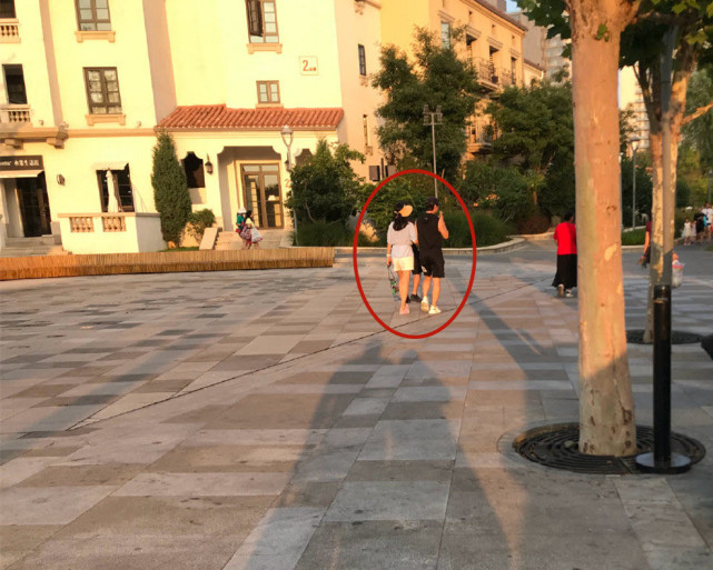 章子怡穿小背心露香肩与老公看演出，汪峰紧搂太太纤腰占有欲十足