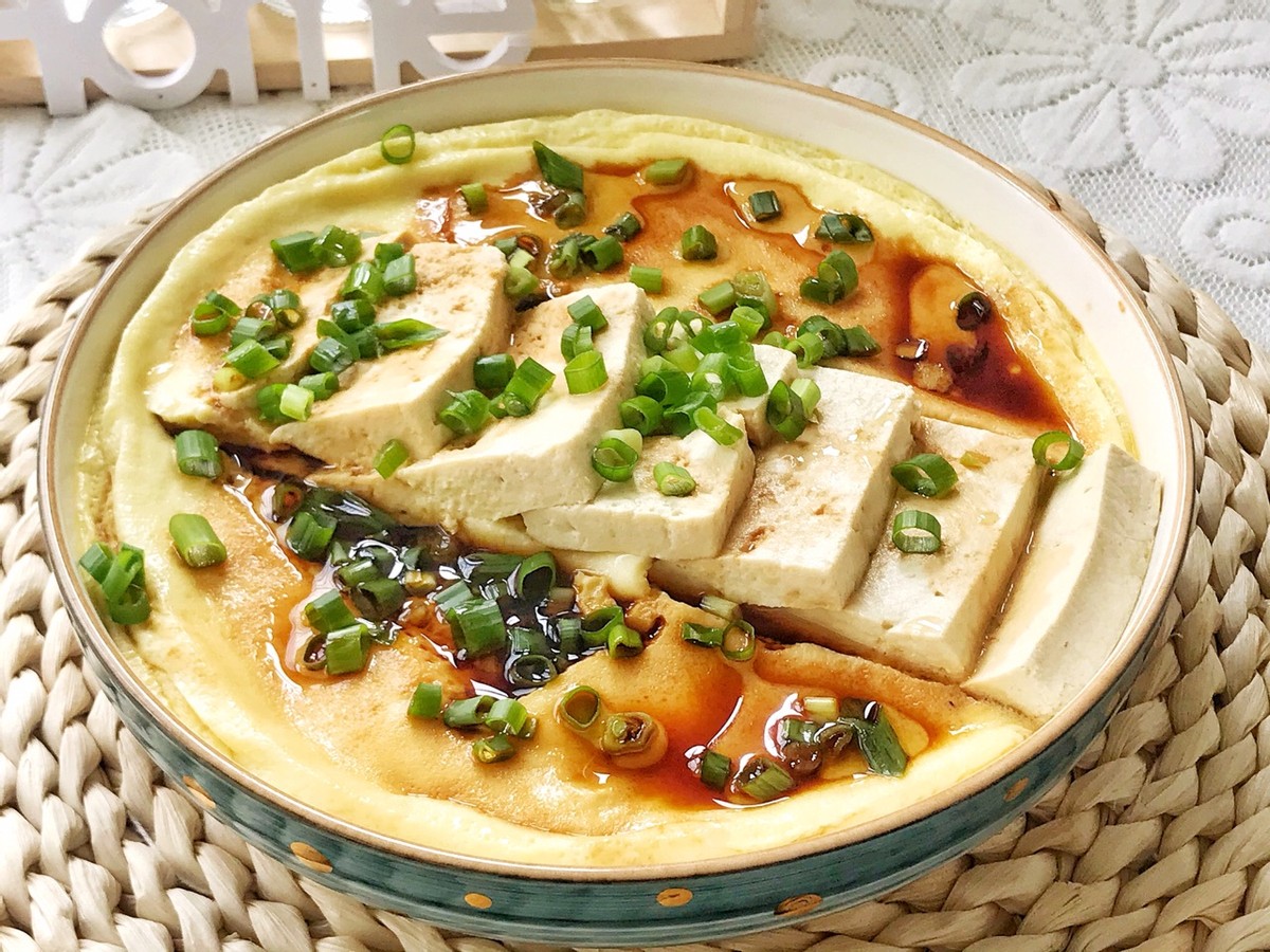 豆腐和鸡蛋完美结合，蒸一蒸，鲜香入味，爽滑好消化，太美味了