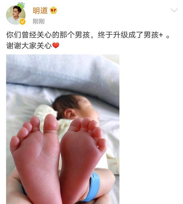 明道时隔一年再晒儿子，自夸父爱如山，亲吻1岁宝宝为自己过节