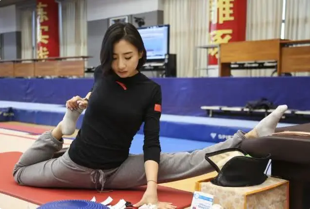 她被称为蹦床公主，退役后身材发福，但气质十