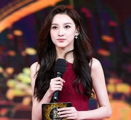 她是央视最美女主持，素颜就能秒杀董卿，现在去哪了