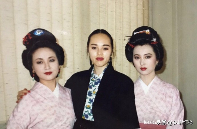 陳曉旭與身邊朋友罕見合影，脫下戲裝的她，人群中依然驚艷