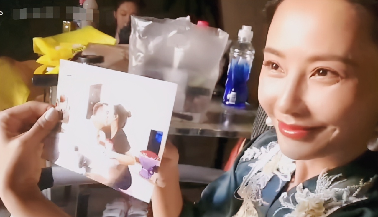 43歲馬雅舒近照，拍戲間隙手捧與老公親吻照甜笑，似熱戀中少女