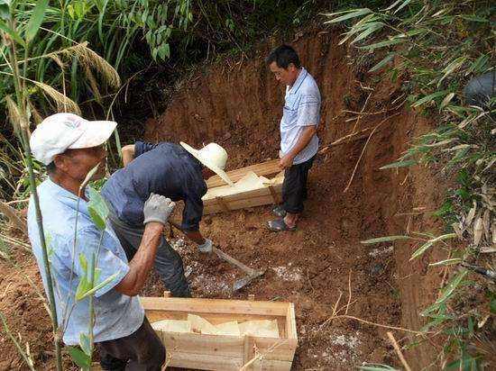 老祖宗常说:“切莫迁坟，十迁九败”，这句俗语