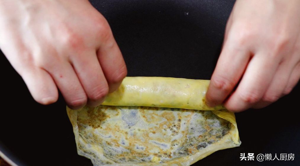 不需要揉面，不加面粉，这样做的韭菜鸡蛋卷，吃着特香