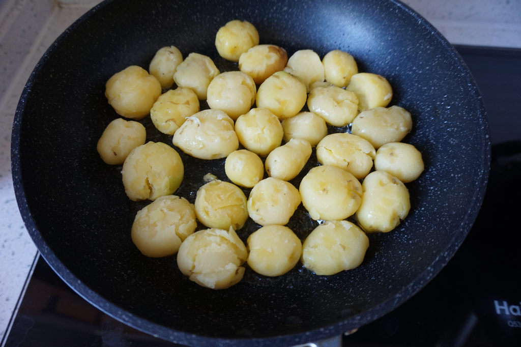 家常蒜香小土豆，香味浓郁，焦黄脆嫩，能当主食又能当菜