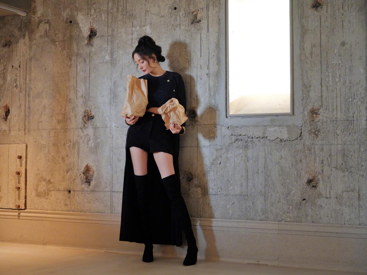 34岁杨幂现身活动，穿露脐装秀蜂腰长腿，与刘诗诗罕见同框热聊