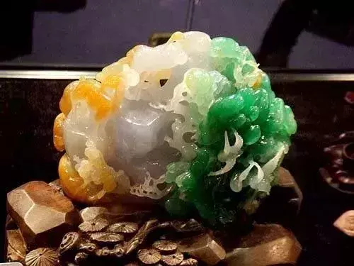 一块4色翡翠能卖300万?翡翠的颜色越多越值钱?千万别被骗了