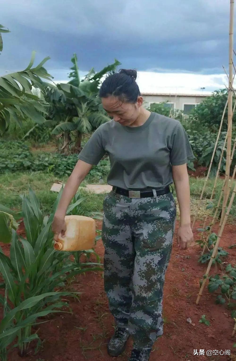非洲人吃不饱饭埋怨土地差，看到中国维和士兵