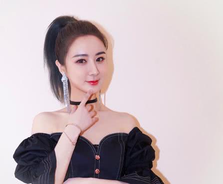 薇娅老公罕现身，驾600万豪车接老婆下班，共回